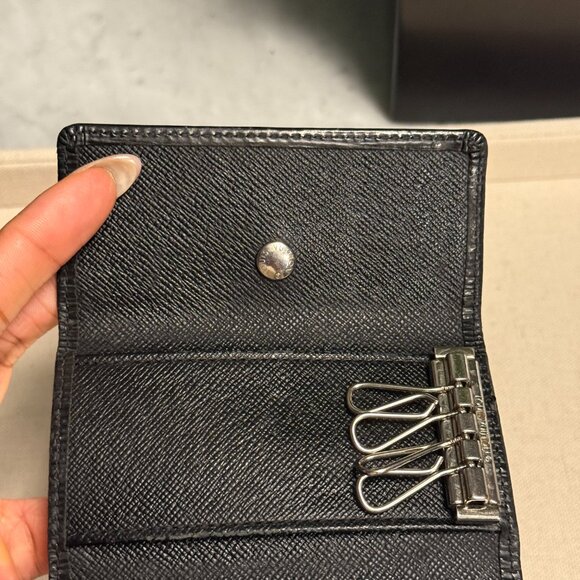 Louis Vuitton Epi Leather 4 Key Holder - Picture 6 of 12